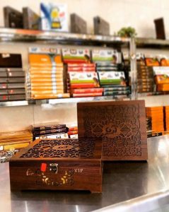 بهترین گز اصفهان گز VIP جعبه چوبی تزیینی 40 درصد پسته شیرخشتی 580 گرم آریا