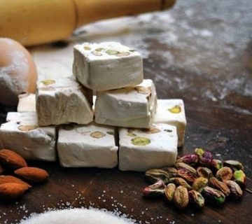 استفاده از گیاهان دارویی در تهیه‌ی گز | گز و شیرینی آریا | بهترین گز اصفهان | استفاده از گیاهان دارویی در تهیه‌ی گز فواید زیادی دارد.